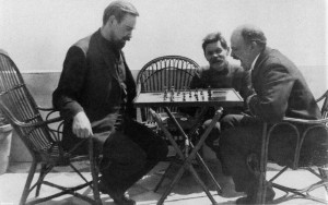 Создать мем: ленин и горький, ленин — горький, 1908, ленин и горький играют в шахматы