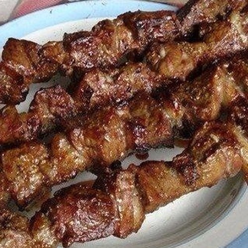 Создать мем: шашлыки на тарелке, мясо шашлык, шашлык из печени