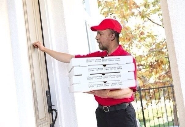 Создать мем: доставка пиццы, курьеры, доставщик еды