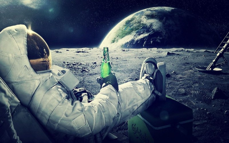 Создать мем: космос, космонавт на луне, космонавт с пивом