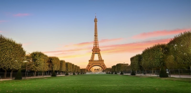 Create meme: Eiffel tower , the Eiffel tower in Paris , Paris Eiffel Tower Park
