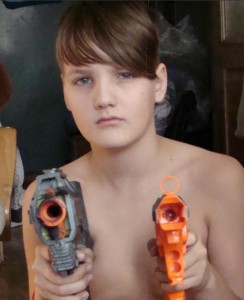 Создать мем: подростки, мальчик с пистолетом, трехлетний мальчик