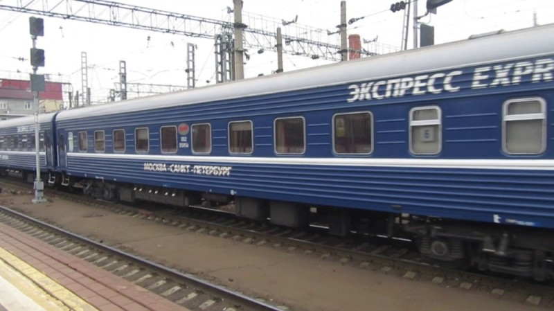 Создать мем: поезд экспресс москва санкт петербург, фирменный поезд экспресс, фирменный пассажирский поезд