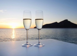 Создать мем: шампанское и море, два бокала на берегу моря, шампанское в бокале