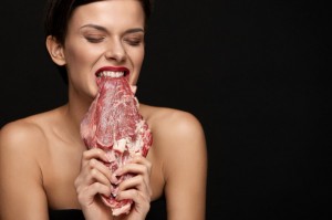 Создать мем: девушка с мясом, девушка с куском мяса, ест мясо