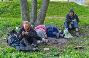 Создать мем: бомж в кустах, бомж, пара бомжей