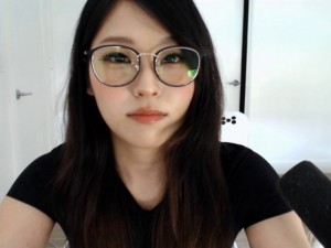 Создать мем: красивые азиатские девушки, большие девушки, очки