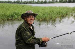 Создать мем: пожилой дед с удочкой, рыбак, улов рыбак