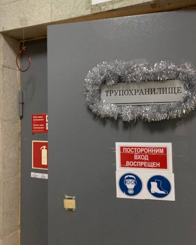 Create meme: Chernyshevsky 75 Krasnoyarsk ineo clinic, the door to the entrance, emergency exit