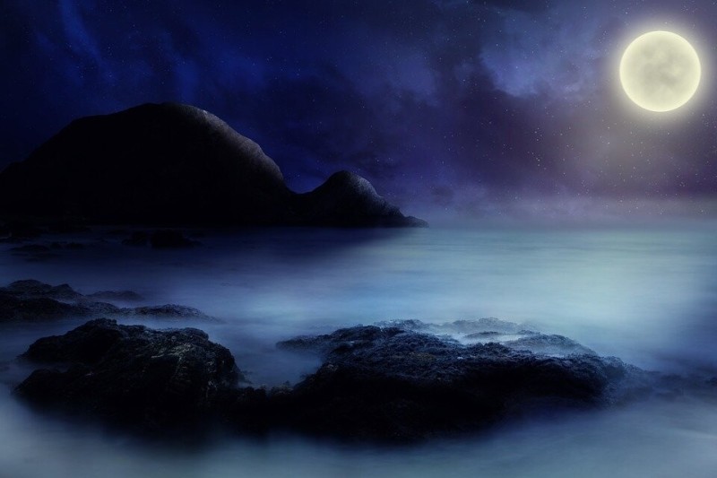 Создать мем: луна море, лунный пейзаж, ночь красивая