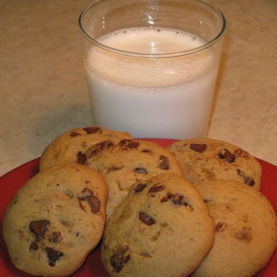 Создать мем: milk and cookies, овсяное печенье с шоколадом, американское печенье кукис