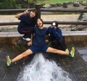 Создать мем: водопад мем, девушка сушит феном мем, человек