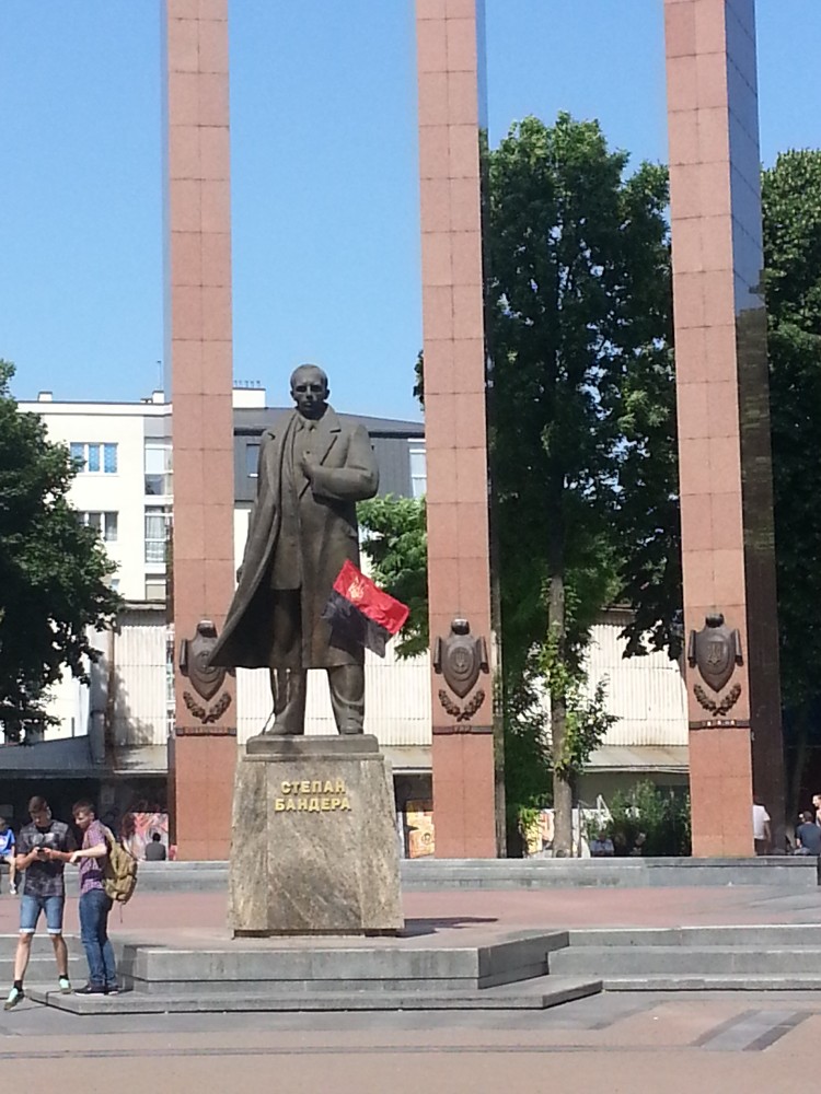 Памятник бандере. Памятник Бандере в Украине монумент. Памятник Бандере в Трускавце. Памятник Степану Бандере в Трускавце. Памятник Бандере город.