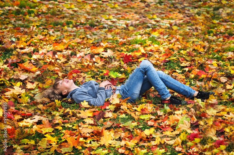 Create meme: girl autumn, a girl in autumn foliage, autumn photo shoot