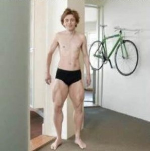 Создать мем: худые мужские ноги, накаченные ноги велосипедиста, качок с худыми ногами