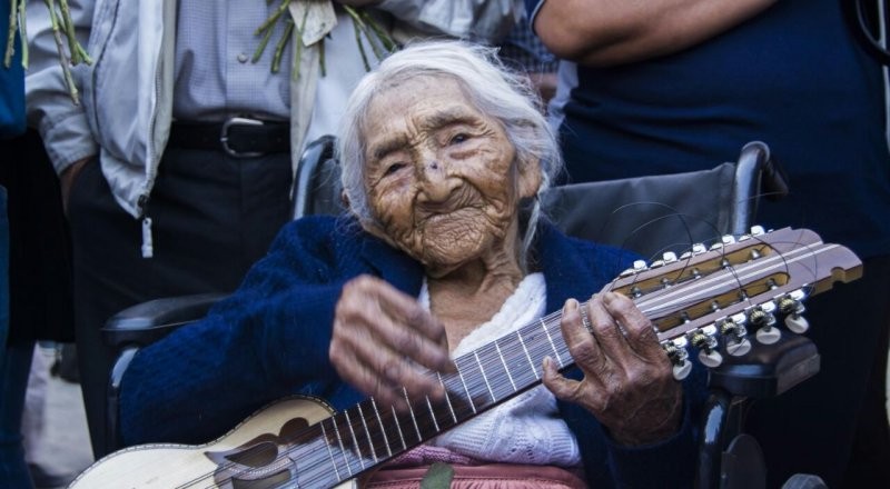 Создать мем: бабушка, долголетие, мария сабина мексика