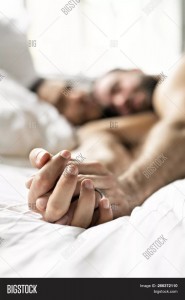 Создать мем: часть тела человека, руки влюбленных в постели, в постели