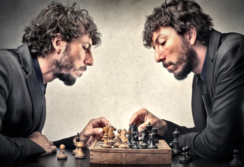 Создать мем: мужская фотосессия с шахматами, умные шахматы, разговор с самим собой