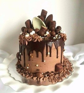 Создать мем: шоколадный торт на день рождения, торты с шоколадным декором, шоколадный торт украшение