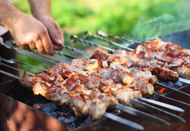 Создать мем: вкусный шашлык, шашлык из говядины, шашлык