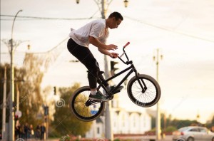 Создать мем: парень на bmx прыгает, спортивный bmx, бмх в воздухе