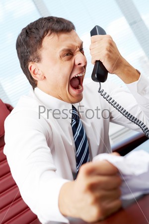 Создать мем: злой бизнесмен, телефонный звонок, кричит в трубку