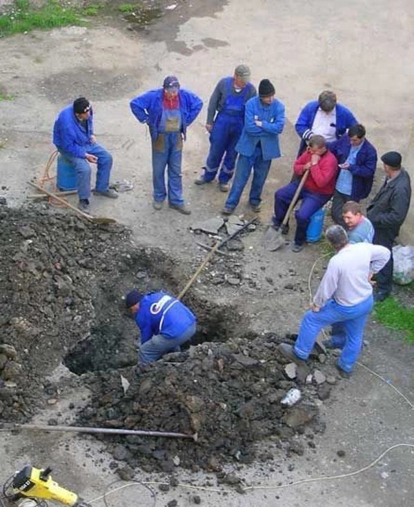 Create meme: digging up a grave meme, jokes humor, one worker and many chiefs