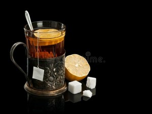 Создать мем: чай с лимоном в стакане, чай с лимоном на черном фоне, чай в подстаканнике