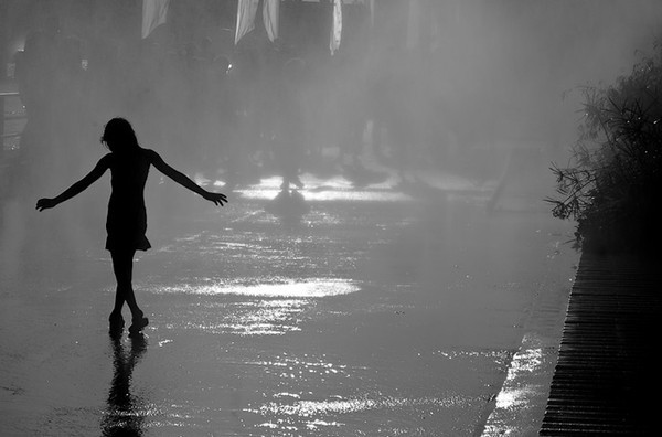 Создать мем: walking in the rain, гулять под дождем, dance in the rain