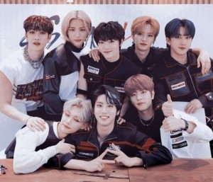 Создать мем: stray kids еженедельный айдол, группа stray kids 2020, stray kids и bts