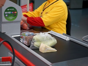 Создать мем: продовольственные продукты, кассир магнит, касса магнита