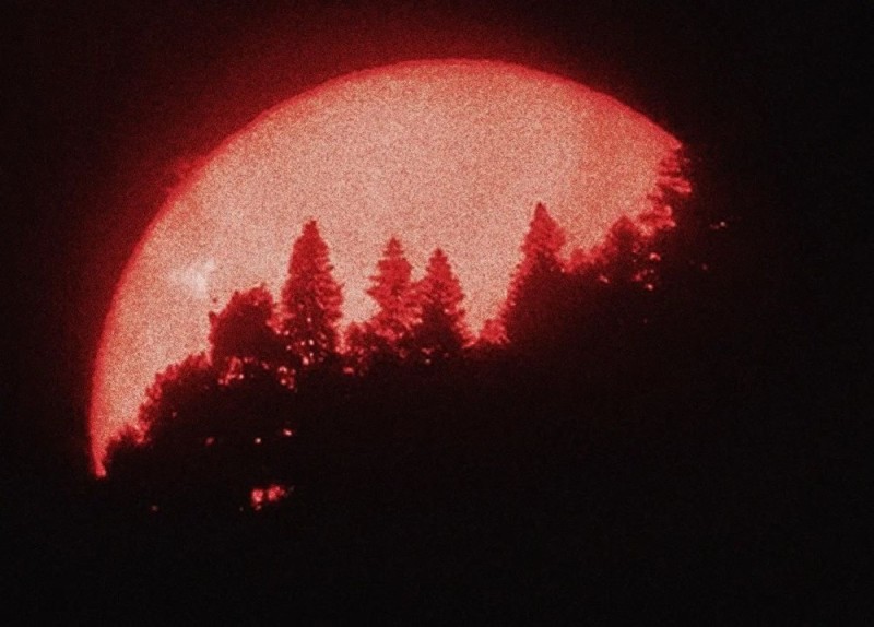 Create meme: the moon is red., blood moon, red sun