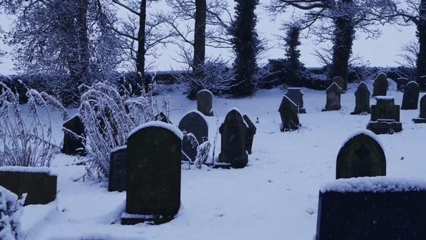 Создать мем: кладбище в снегу, кладбище зимой, кладбище