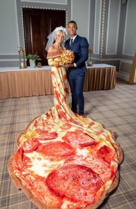 Создать мем: пицца, девушка с огромной пиццей, свадебное платье из пиццы