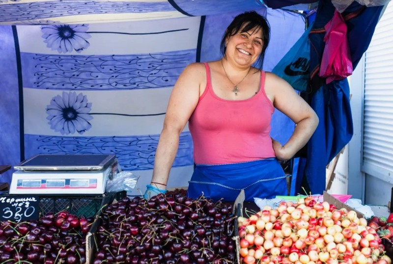 Создать мем: фрукты на рынке, продавец на базаре, одесский рынок привоз продавщица рыба