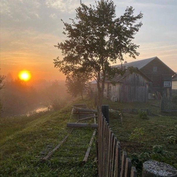 Создать мем: восход солнца в деревне, деревенское утро, летнее утро в деревне