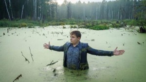 Создать мем: мужик в болоте, школьник в болоте, болото
