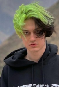 Создать мем: jumex рэпер, короткие волосы мужские, зеленые волосы