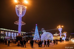 Создать мем: октябрьская площадь, новогоднее оформление, на новый год