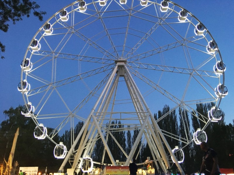 Create meme: gorky park Rostov-on-Don ferris wheel, Ferris wheel, ferris wheel samara gagarin park