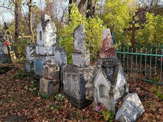 Create meme: old cemeteries, russian cemetery, old cemeteries of russia