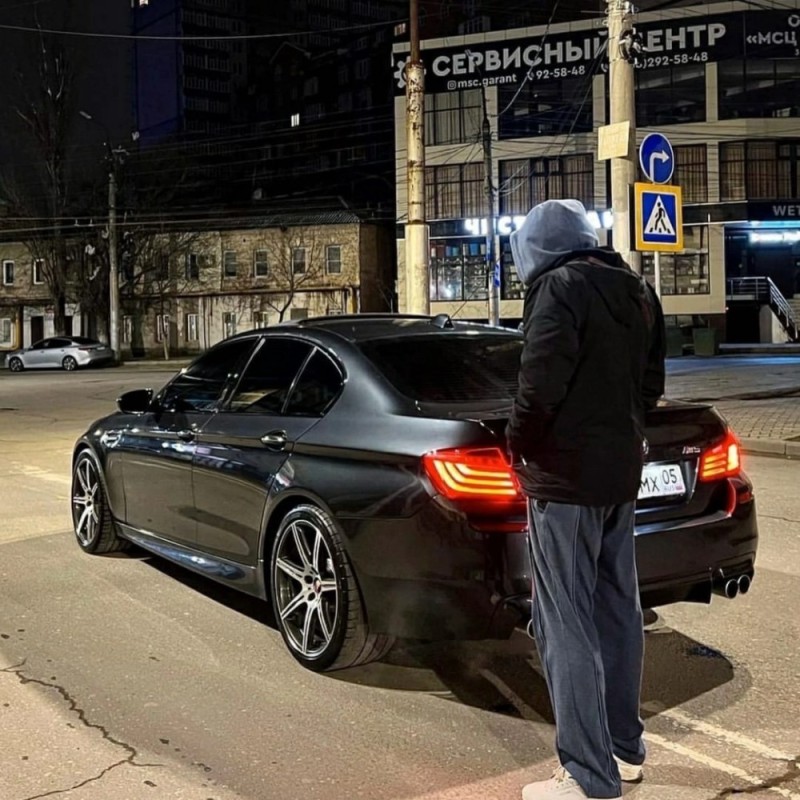 Создать мем: тонированная бмв, bmw 5er uber, bmw m 5 f 10