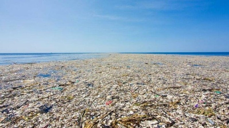 Создать мем: остров из мусора в океане, остров мусора в тихом океане, пластиковый мусор в океане