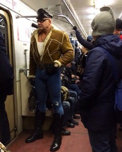 Создать мем: фотографии модных людей в метро, модники московского метро фото, люди в метро