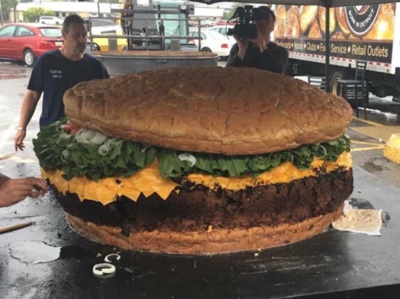 Создать мем: огромный бургер, самый большой бургер в мире, самый огромный бургер