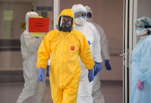 Создать мем: эпидемия коронавируса, Человек, костюм биологической защиты