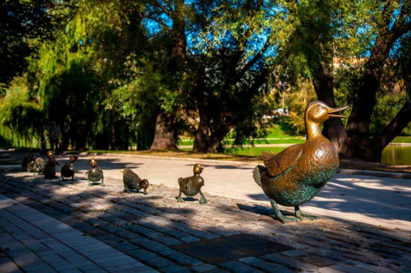 Create meme: novodevichy ponds duck park, monument to ducklings novodevichy monastery, novodevichy monastery duck park