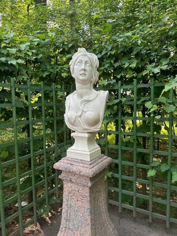 Create meme: bust of sibyl summer garden, summer garden in St. petersburg, sibyl's summer garden