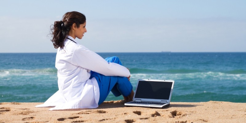 Создать мем: экран, доктор в отпуске, девушка с ноутбуком на море