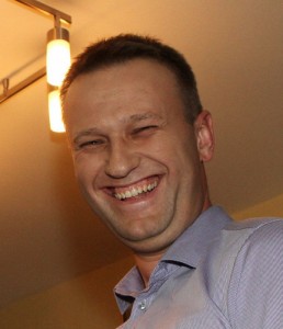 Создать мем: навальный и, навальный смеется, юрий